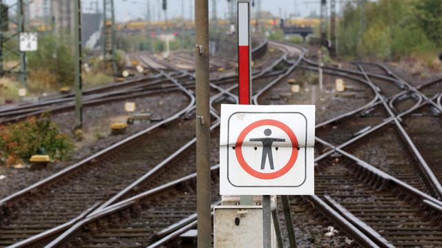 Lübeck: Kinder stoppen Zug mit Ziegelstein und Zeitungspaket
