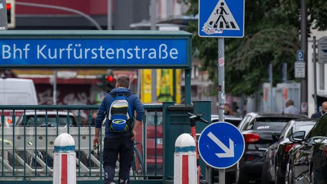 Auseinandersetzung: Streit eskaliert in der Kurfürstenstraße: Mann notoperiert