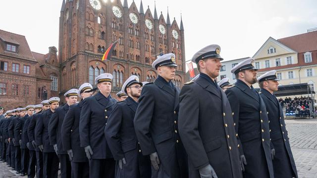 Marine: Bundeswehr-Rekruten auf Stralsunder Markt vereidigt