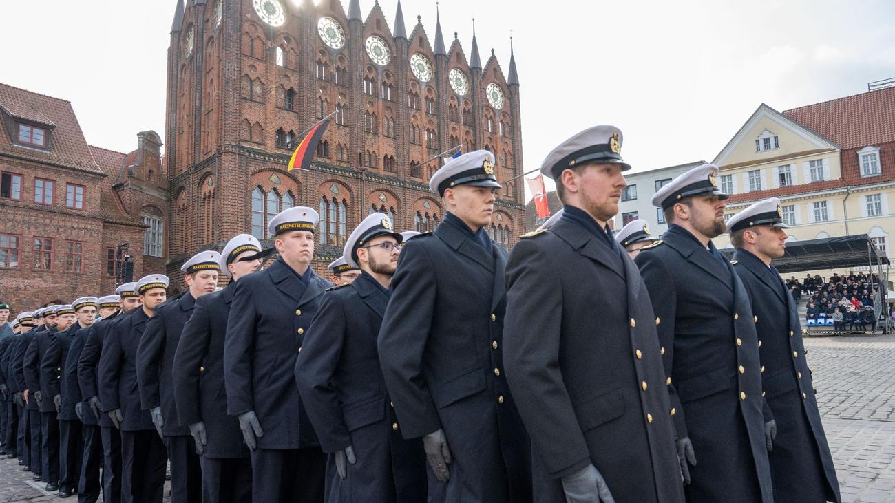 Marine militaire : les recrues de la Bundeswehr prêtent serment au marché de Stralsund