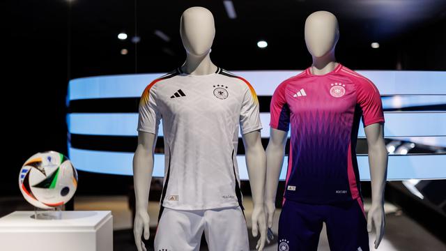 Nationalmannschaft: DFB-Trikots für Heim-EM: Klassisch weiß und knallig pink