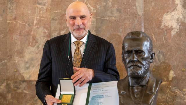 Medizin: Paul-Ehrlich-Preis an Immunforscher Dennis Kasper verliehen