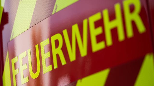 Feuerwehreinsatz: Drei Autos brennen auf Hotelparkplatz in Dresden
