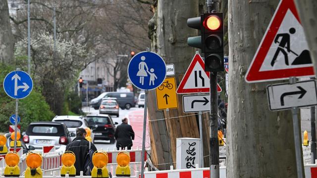 Kommunen: Städte gehen Hinweisen auf unnötige Verkehrsschilder nach
