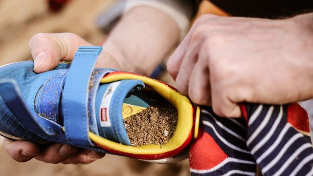 Freizeit: Warum haben Kinder immer so viel Sand in den Schuhen?