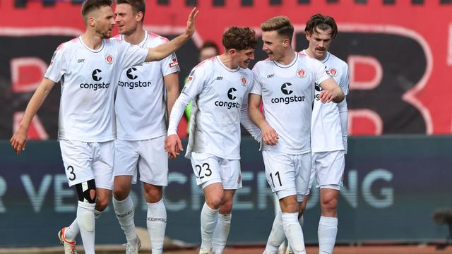 2. Bundesliga: Spitzenreiter St. Pauli legt nach: 1. FC Nürnberg chancenlos
