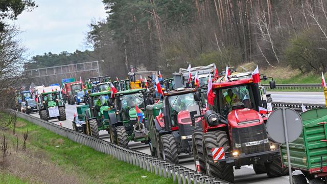 Verkehr: Grenzübergang gesperrt: Bauern blockieren Autobahn in Polen