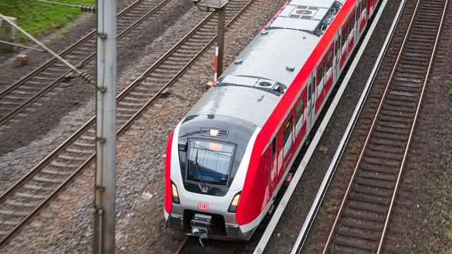 Hamburg: Fahrrad und E-Roller auf den Gleisen behindern S-Bahn