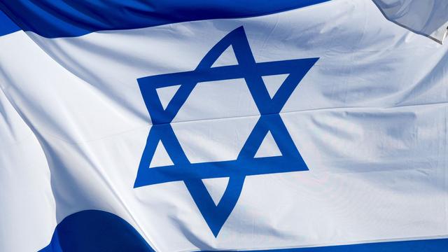 Antisemitismus: Beschuldigter nach Angriff auf Israel-Flagge gefasst