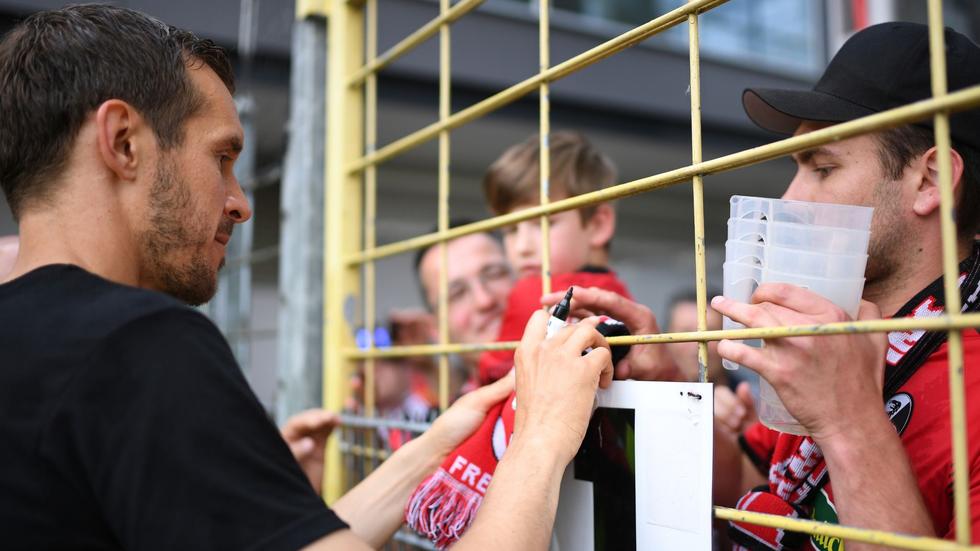 Bundesliga: Julian Schuster von Freiburg verteilt nach seinem Abschied Autogramme an die Fans.