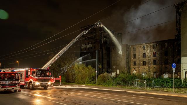 Feuerwehr: Brand in leer stehendem Gebäude in Neuss
