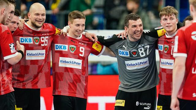 Handball-Bundesliga: Füchse verteidigen Spitze - Magdeburg mit Arbeitssieg