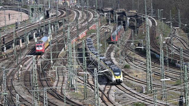 Mobilität: Hohe Kosten, gestiegene Zinsen: Milliardenverlust für Bahn