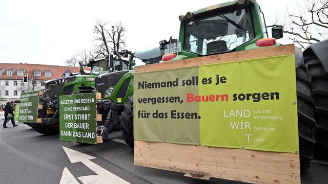 Sachsen : Landwirte besetzen Autobahnbrücken: Zeichen nach Berlin