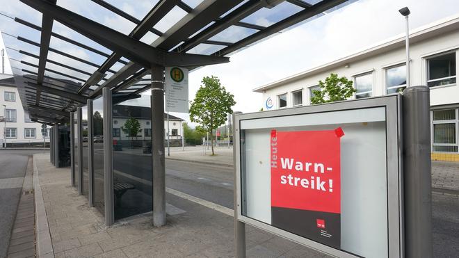 Tarifkonflikt: Ein Plakat mit der Aufschrift «Warnstreik» hängt an der Bushaltestelle am Bahnhof.