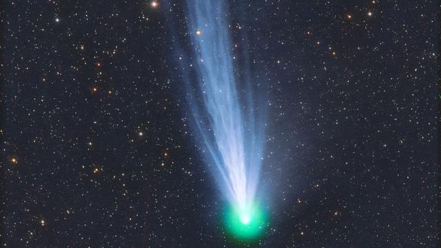 Astronomie: Komet mit schimmerndem Schweif am Abendhimmel zu sehen