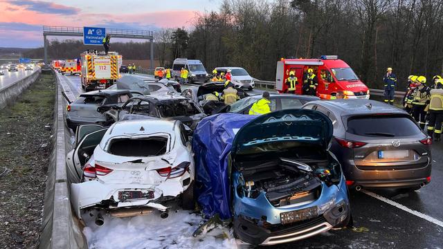 Verkehrsunfall: Massenkarambolage mit 40 Fahrzeugen nahe Würzburg: Zwei Tote
