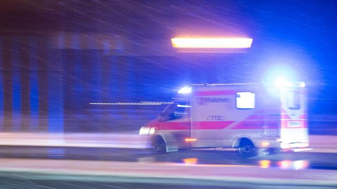 Hildburghausen: Ein Krankenwagen fährt über eine Straße. (zu dpa: «Zwei Verletzte nach Unfall in Mülsen»)