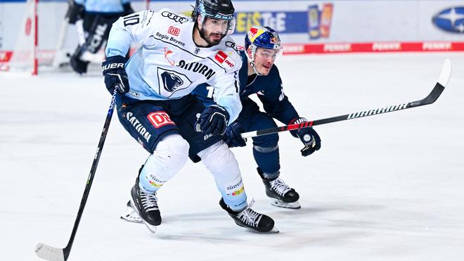 Eishockey: Justin Schütz (r) von München und Mirko Höfflin von Ingolstadt kämpfen um den Puck.