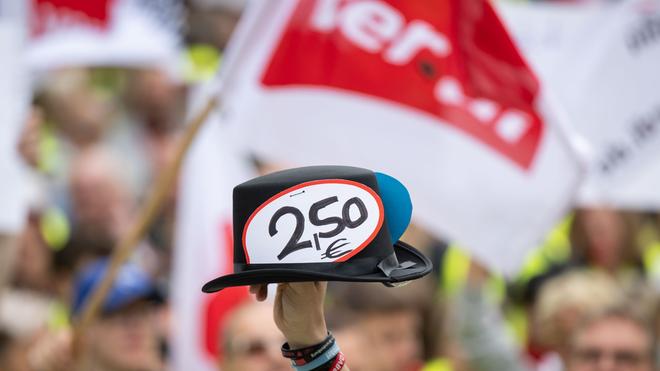 Mainz: Ein Hut mit Sticker "2,50€" wird während der Kundgebung hochgehalten.
