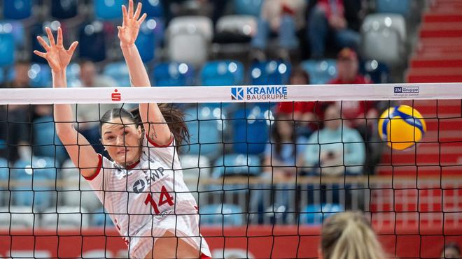 Volleyball-Bundesliga: Potsdams Anastasia Cekulaev springt zum Block hoch.