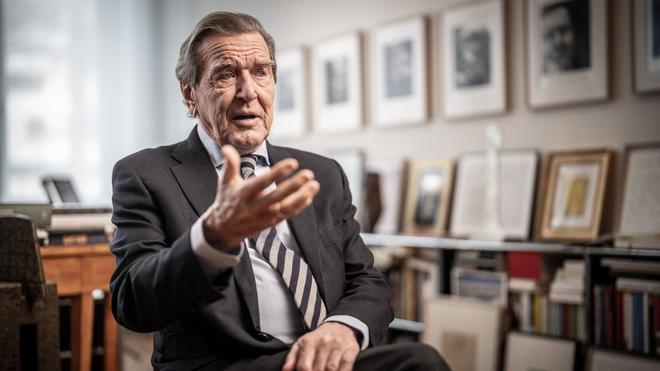 Altkanzler: Altkanzler Gerhard Schröder hält trotz des russischen Angriffskriegs gegen die Ukraine an seiner Freundschaft mit dem russischen Präsidenten Wladimir Putin fest.