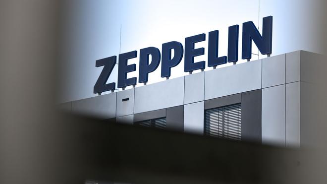Machschienenbau: Das Logo des Zeppelin-Konzerns ist auf dem Gebäude des juristischen Konzernsitzes in Friedrichshafen am Bodensee angebracht.