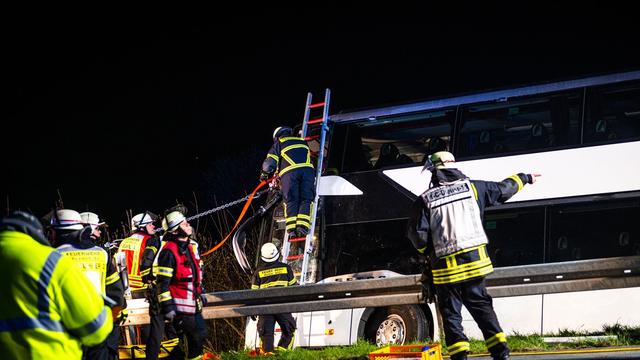 A44: 21 Verletzte nach Busunfall: Medizinischer Notfall vermutet