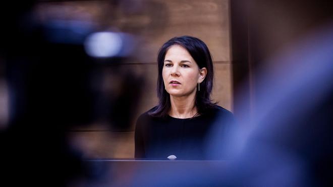 Bundesregierung: Die Zeiten seien zu ernst für parteipolitische Spielchen, findet Annalena Baerbock.