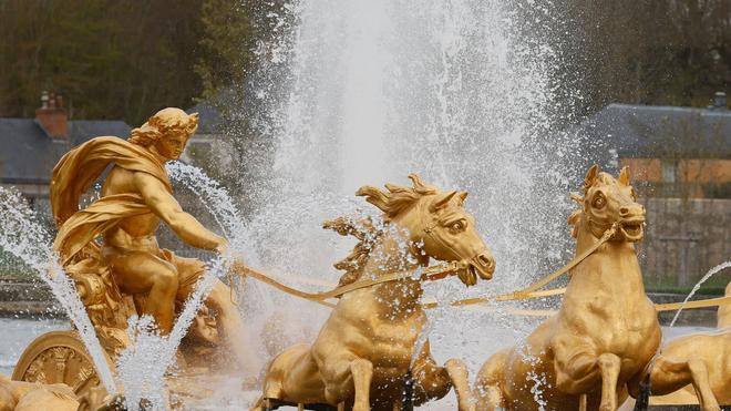 Fotografie: Fontänenspektakel: Der Brunnen des Apollo-Wagens wird nach der Renovierung im Park des Schlosses von Versailles wieder mit Wasser versorgt.