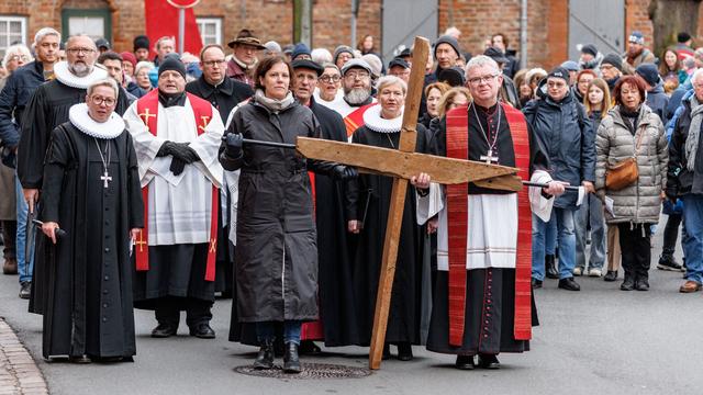 Kirche: Bischöfin Fehrs warnt vor Relativierung von Hass und Gewalt