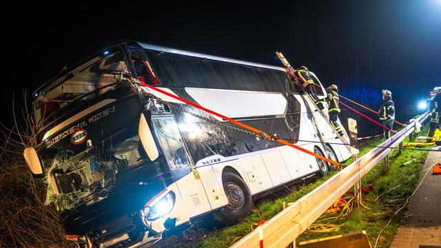 Unfälle: Erneut schwerer Busunfall: Reisegruppe verunglückt auf A44