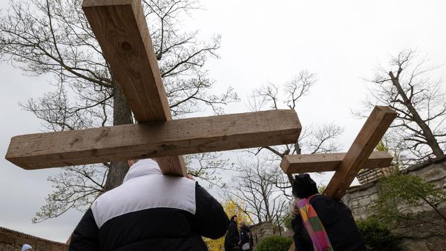 Kirche: Gläubige tragen Kreuze zur Leuchtenburg