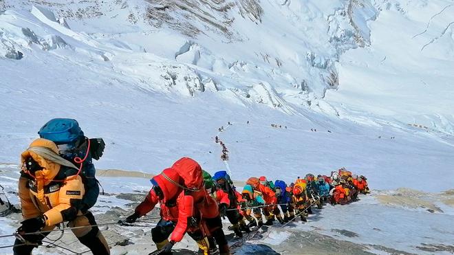 Bergsteigen: Wer den Mount Everest in Nepal besteigt, ist dort schon lange nicht mehr allein unterwegs.