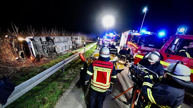 Unfälle: In der Nacht kam ein Reisebus auf der A44 bei Werl in Nordrhein-Westfalen von der Fahrbahn ab und kippte um.
