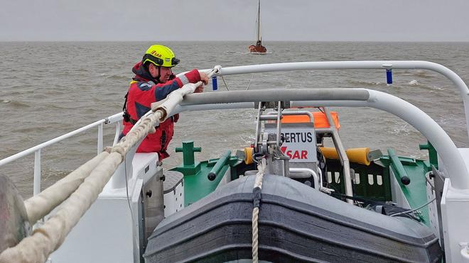 Notfälle: Seenotrettungskreuzer «Eugen» der Deutschen Gesellschaft zur Rettung Schiffbrüchiger (DGzRS) ist im Einsatz zu einem havarierten Plattbodenschiff vor der Nordsee-Insel Norderney.
