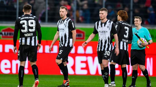 Bundesliga: Gladbachs Max Wöber (l-r), Gladbachs Marvin Friedrich, Gladbachs Nico Elvedi und Gladbachs Ko Itakura reagieren nach dem Spiel.