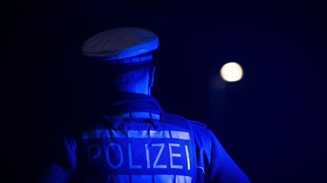 Wittenberg: Ein Polizist steht im Rahmen eines Fototermins neben einem Polizeifahrzeug (gestellte Szene).