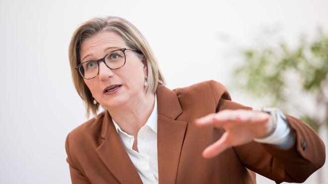 Saarbrücken: Anke Rehlinger (SPD), saarländische Ministerpräsidentin, gestikuliert bei einem Interview.