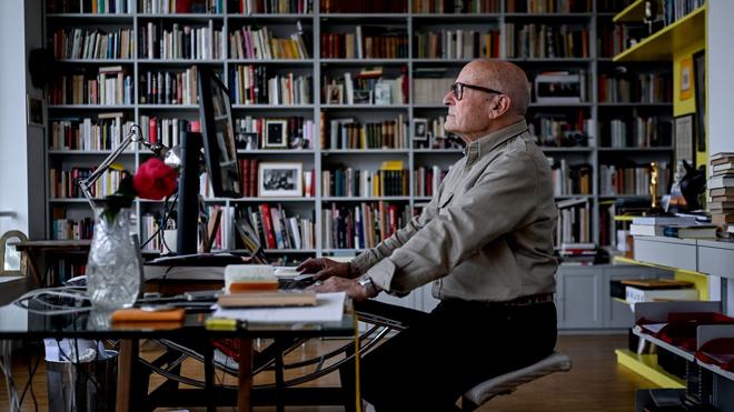 Film: Der Regisseur Volker Schlöndorff sitzt an seinem Schreibtisch in seinem Arbeitszimmer.
