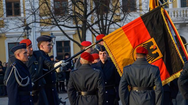 Verteidigung: Bundeswehr zieht minderjährige Rekruten an