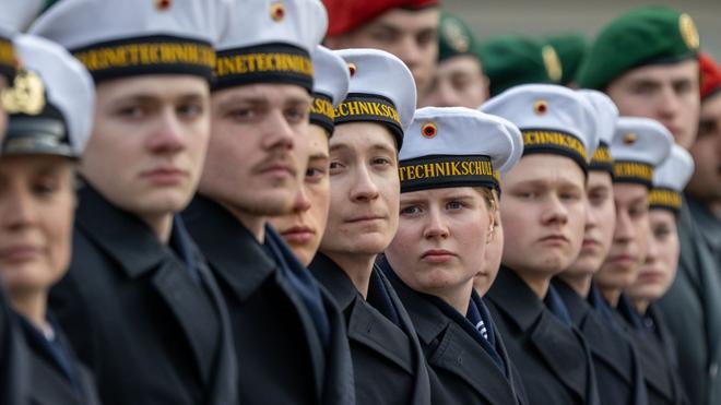 Verteidigung: Insgesamt haben im vergangenen Jahr 15.935 Männer und 2867 Frauen den Dienst bei der Bundeswehr angetreten, in Summe also 18.802 Rekruten.