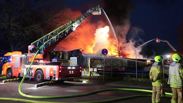 Brände: Große Gewerbehalle in Hannover niedergebrannt