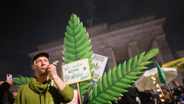 Gesellschaft: Kiffen vor Brandenburger Tor - Hunderte feiern Legalisierung