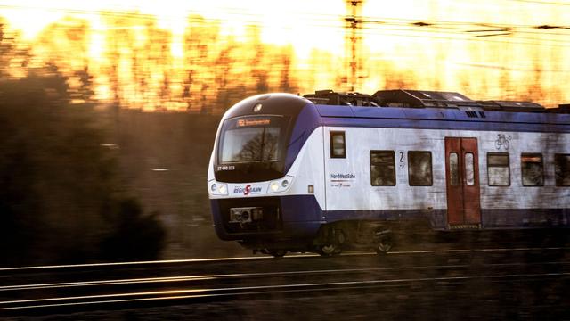 Bahn: Züge mit Stein und Glasflasche beworfen