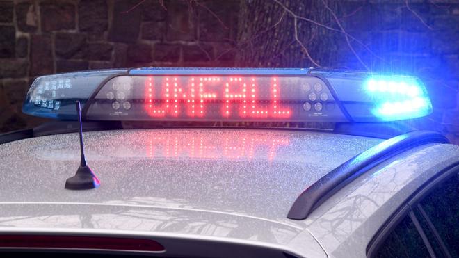 Verkehr: Het Leuchtschrift «Unfall» op de Dach ene Polizeiwagens.
