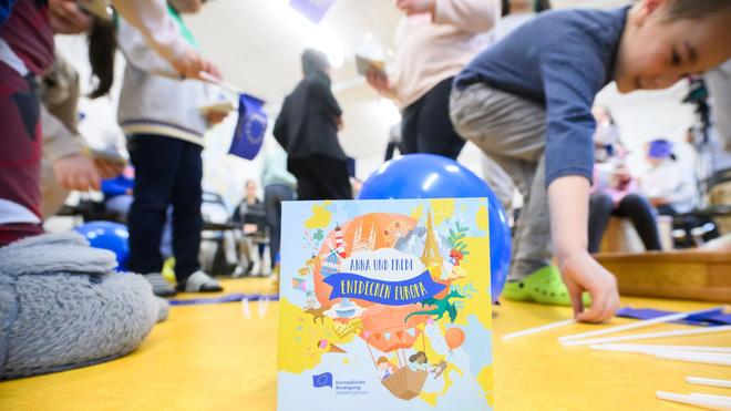 Bildung: Het Kinderbuch «Anna und Fredi entdecken Europa» is opgenomen in één Kita.
