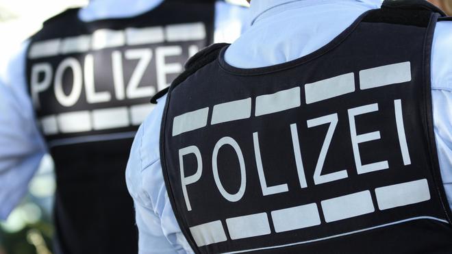 Kriminalität: In Polizei-Westen kleidete Polizisten stehen in der Stadt.