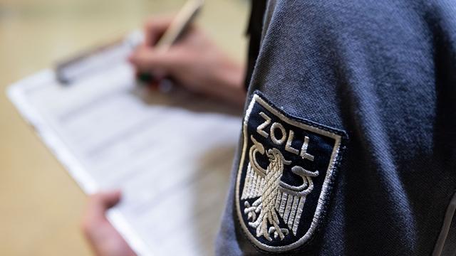 Kriminalität: Zöllner finden 227.000 Euro in Hohlräumen von Auto versteckt