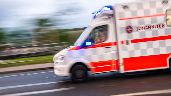 Bad Schwalbach: Een Rettungswagen op Einsatzfahrt.